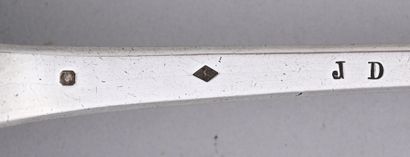 Louche en argent du modèle uni plat, la tige...