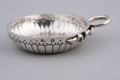 Tasse à vin en argent, le corps ciselé de...