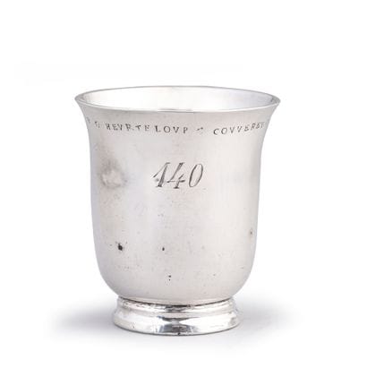 Petite timbale en argent reposant sur une...