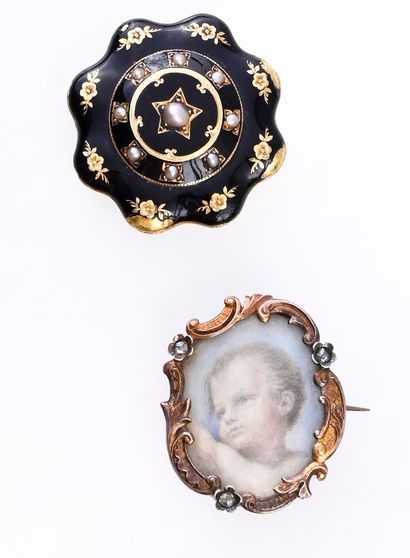 Ensemble de quatre broches dont :
Une broche...