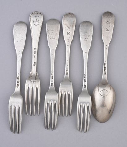Lot de 5 fourchettes en argent et d'une cuillère,...