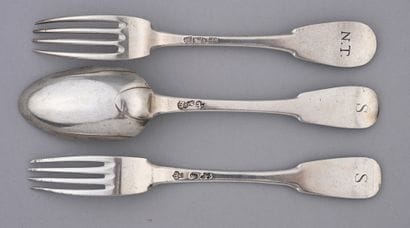 Lot de 2 fourchettes et une cuillère en argent...