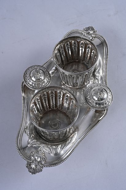 Porte huilier et ses bouchons en argent reposant...