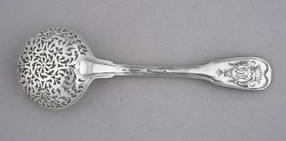 Cuillère à saupoudrer en argent du modèle...