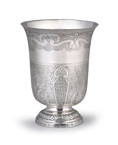Timbale en argent de forme tulipe, reposant...
