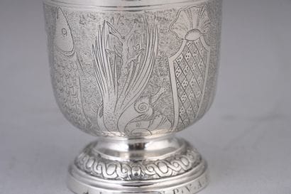 Timbale en argent de forme tulipe, reposant...