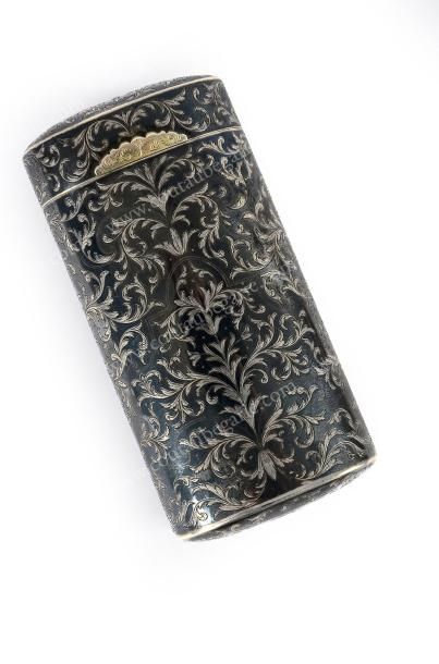 ETUI A CIGARES EN ARGENT NIELLE. De forme...