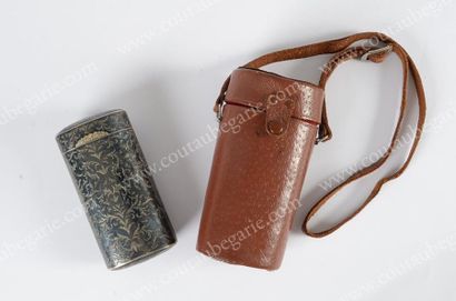 ETUI A CIGARES EN ARGENT NIELLE. De forme...