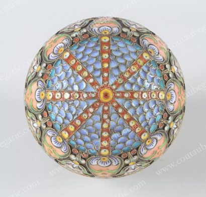 OEUF EN VERMEIL ET EMAUX POLYCHROMES CLOISONNES....