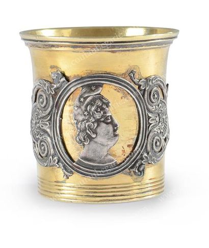 VERRE A VODKA EN VERMEIL. De forme circulaire...