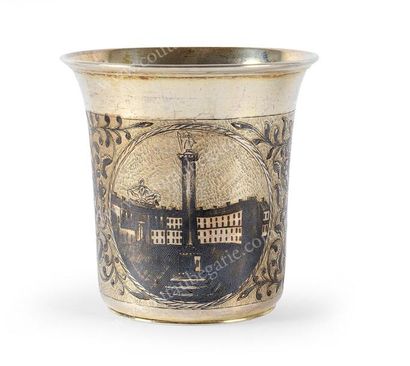 TIMBALE EN ARGENT ET VERMEIL. De forme légèrement...
