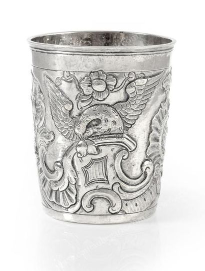 TIMBALE EN ARGENT. De forme ronde, à décor...