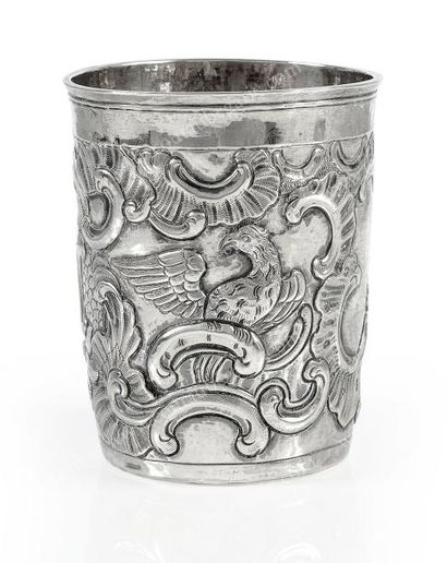 TIMBALE EN ARGENT. De forme ronde, à décor...