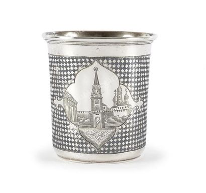 TIMBALE EN ARGENT. De forme droite, à décor...