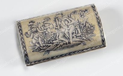 TABATIERE EN ARGENT NIELLE. De forme rectangulaire...