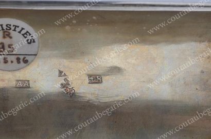TABATIERE EN ARGENT NIELLE. De forme rectangulaire...