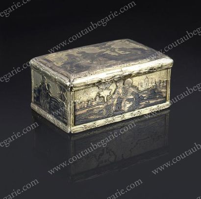 RARE TABATIERE EN ARGENT ET VERMEIL. De forme...