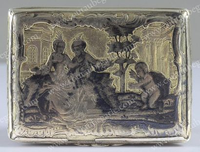 RARE TABATIERE EN ARGENT ET VERMEIL. De forme...