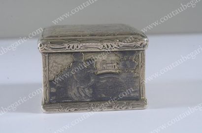 RARE TABATIERE EN ARGENT ET VERMEIL. De forme...