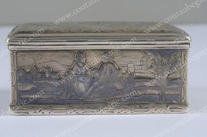RARE TABATIERE EN ARGENT ET VERMEIL. De forme...
