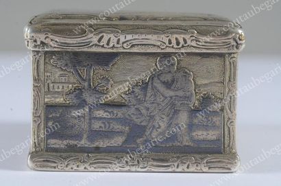 RARE TABATIERE EN ARGENT ET VERMEIL. De forme...