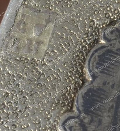 RARE TABATIERE EN ARGENT ET VERMEIL. De forme...