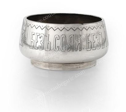 SALERON DE TABLE EN ARGENT. De forme ronde...