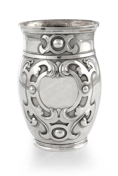 TIMBALE EN ARGENT. Par SAZIKOFF, Saint-Pétersbourg,...