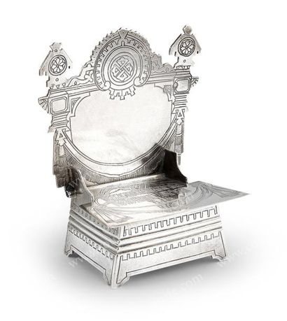 BOITE A SEL EN ARGENT. En forme de chaise,...