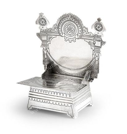 BOITE A SEL EN ARGENT. En forme de chaise,...