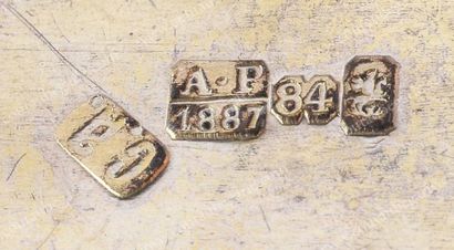 BOITE A SEL EN ARGENT. En forme de chaise,...