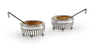 PAIRE DE SALIERES EN ARGENT. Par Carl FABERGE,...