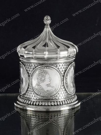 POT COUVERT EN ARGENT. Par FABERGE, Saint-Pétersbourg,...