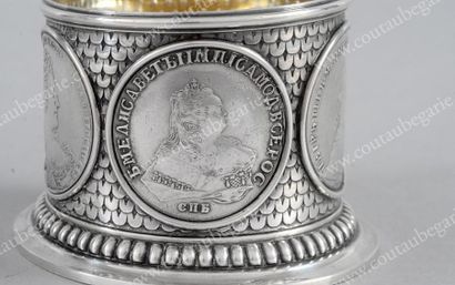 POT COUVERT EN ARGENT. Par FABERGE, Saint-Pétersbourg,...