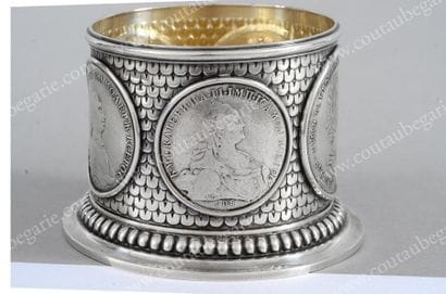 POT COUVERT EN ARGENT. Par FABERGE, Saint-Pétersbourg,...