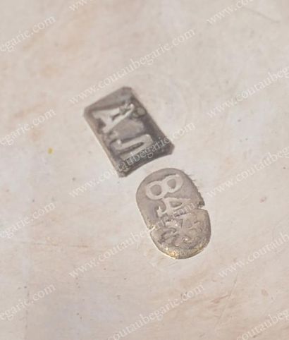 PETIT SALERON EN ARGENT. De forme ronde,...