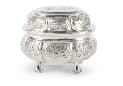 SUCRIER COUVERT EN ARGENT. De forme ovale,...