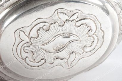 SUCRIER COUVERT EN ARGENT. De forme ovale,...