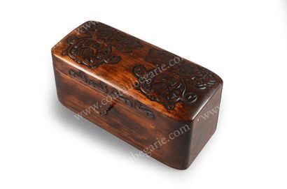BOITE A THE EN BOIS SCULPTE. De forme rectangulaire,...
