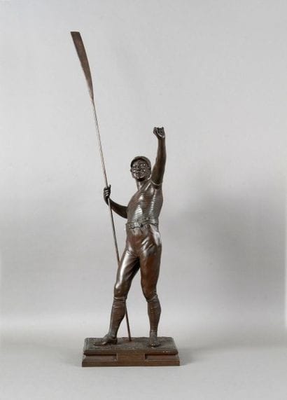 Sculpture en bronze repoussé sur résine....