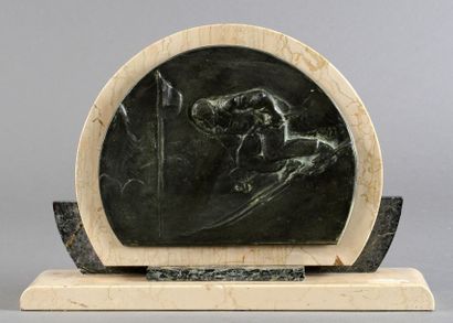 Bas relief en bronze sur assemblage de marbre....