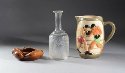Ensemble comportant une carafe, un pichet...