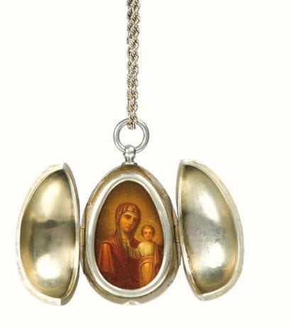 OEuf pendentif en argent, renfermant une...