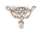 Broche or et argent, formant un noeud enrubanne,...