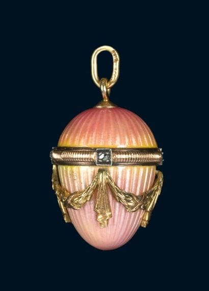 OEuf miniature pendentif de la Maison CARL...