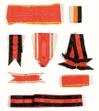 Lot de huit rubans de taille et de modele...