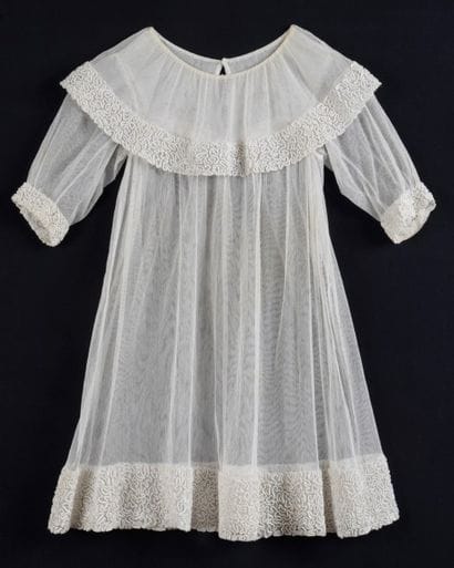 Robe de petit garçon en tulle et dentelle...