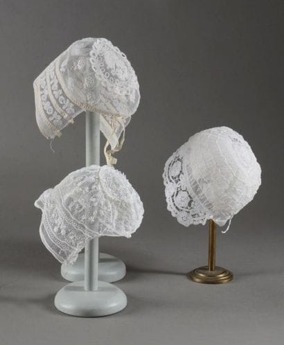 Réunion de trois bonnets de nouveau né, XIXème...