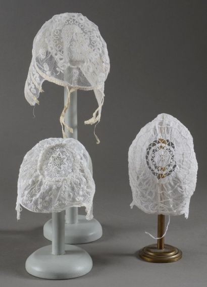 Réunion de trois bonnets de nouveau né, XIXème...