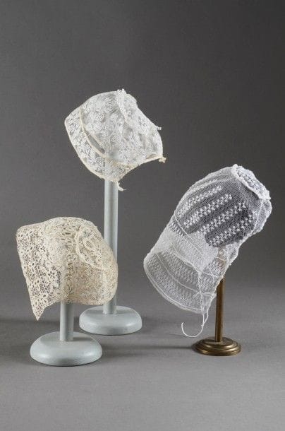 Réunion de trois bonnets de nouveau né, XIXème...